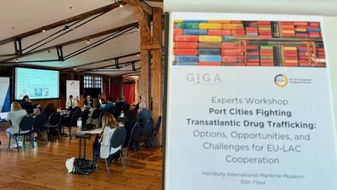 Participantes en evento y cartel del evento