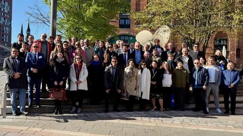 Foto grupal de participantes en evento