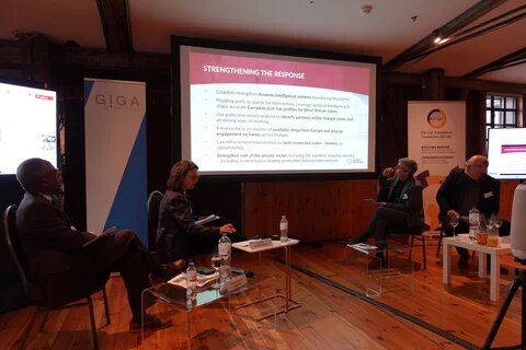 Panelistas participan en evento sobre tráfico de drogas