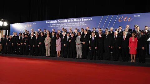 Grupo de personas de pie posan para foto oficial