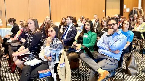 Participantes escuchando las sesiones