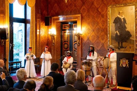 Música latinoamericana en vivo, interpretada por “Tambores del Diablo”