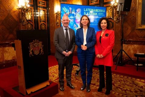 Alberto Brunori, Director Ejecutivo de la Fundación EU-LAC; Rosa Vásquez Orozco, Cónsul General de la República del Ecuador; y Liv Assmann, Secretaria de Estado y Plenipotenciaria de la Ciudad Libre y Hanseática de Hamburgo ante la Federación, la Unión Europea y para Asuntos Exteriores