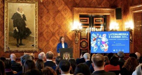 Liv Assmann, Secretaria de Estado y Plenipotenciaria de la Ciudad Libre y Hanseática de Hamburgo ante la Federación, la Unión Europea y para Asuntos Exteriores, durante su discurso en la ceremonia inaugural del Festival de Otoño Latinoamericano y Caribeño 2025.
