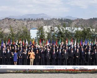 Grupo de personas posan para una foto oficial 
