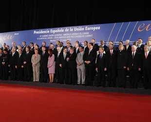 Grupo de personas de pie posan para foto oficial
