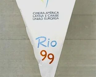 cartel triangular con el texto Rio 99