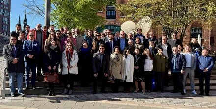 Foto grupal de participantes en evento