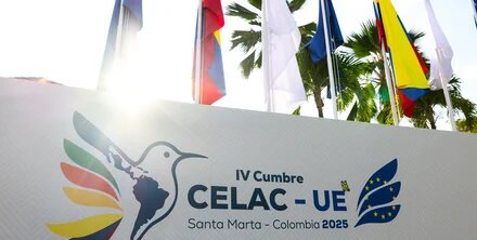 IV Cumbre CELAC-UE banderas y logo
