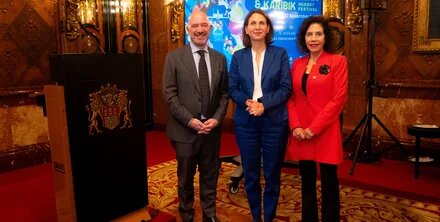 Alberto Brunori, Liv Assmann y Rosa Vásquez Orozco durante la ceremonia inaugural del Festival de Otoño Latinoamericano y Caribeño 2025 en el Rathaus de Hamburgo.