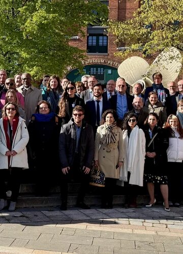 Foto grupal de participantes en evento