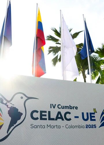 IV Cumbre CELAC-UE banderas y logo