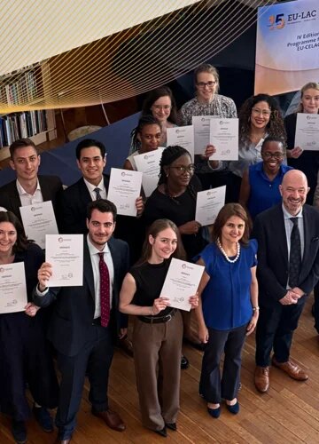 IV EU-LAC Young Diplomats Programme - Graduados (as) con sus diplomas 