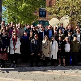 Foto grupal de participantes en evento